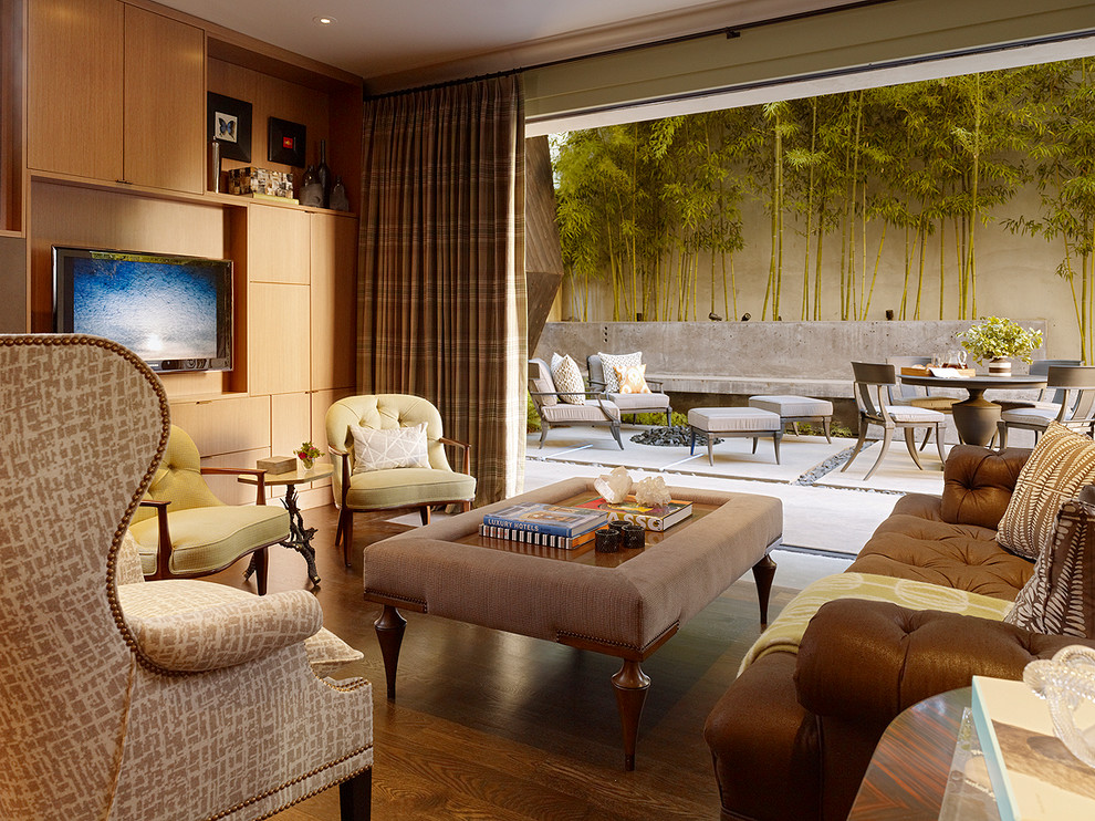 Exemple d'une salle de séjour chic avec un sol en bois brun et un téléviseur encastré.