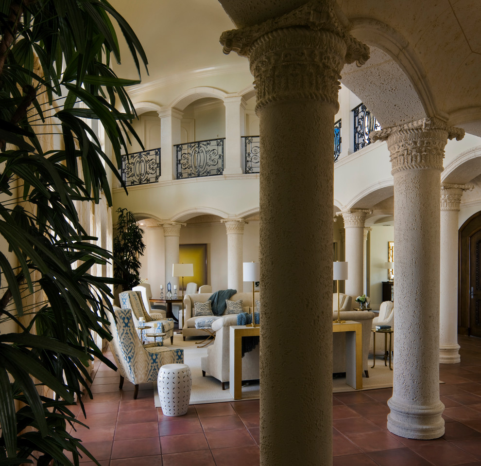 Стильный дизайн: большая открытая гостиная комната в средиземноморском стиле с бежевыми стенами, полом из терракотовой плитки и красным полом без камина - последний тренд