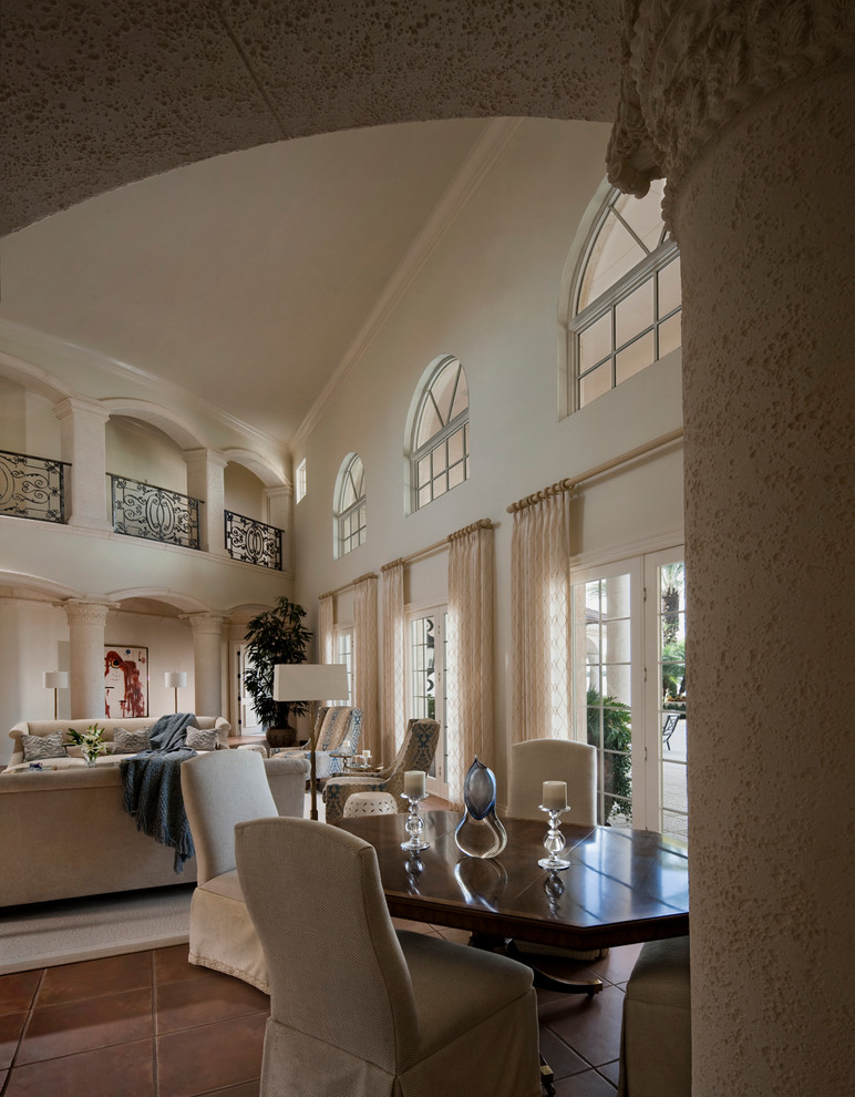 Exemple d'une grande salle de séjour méditerranéenne ouverte avec un mur beige, tomettes au sol, aucune cheminée et un sol rouge.