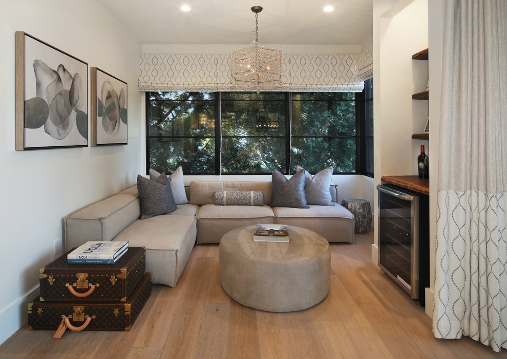 Idee per un soggiorno design con angolo bar, pareti bianche, pavimento in legno massello medio e pavimento marrone