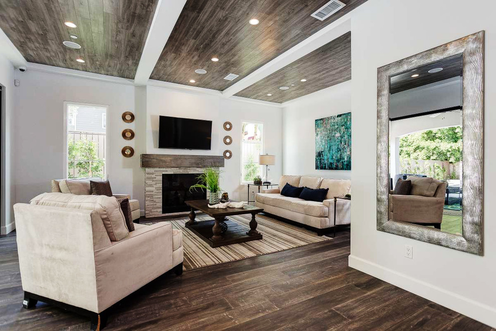 Mediterranes Wohnzimmer mit weißer Wandfarbe, dunklem Holzboden und TV-Wand in Los Angeles