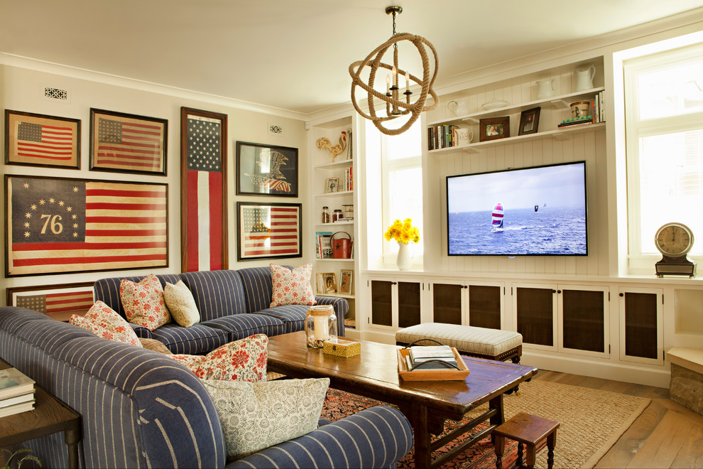 Immagine di un soggiorno stile marinaro con pareti bianche e pavimento in legno massello medio