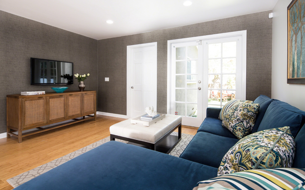 Пример оригинального дизайна: открытая гостиная комната среднего размера в стиле неоклассика (современная классика) с серыми стенами, полом из бамбука и телевизором на стене без камина