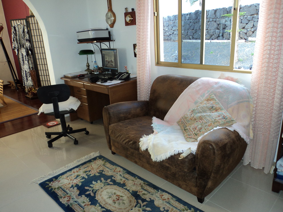 Стильный дизайн: маленькая открытая гостиная комната в классическом стиле с полом из керамической плитки без камина, телевизора для на участке и в саду - последний тренд