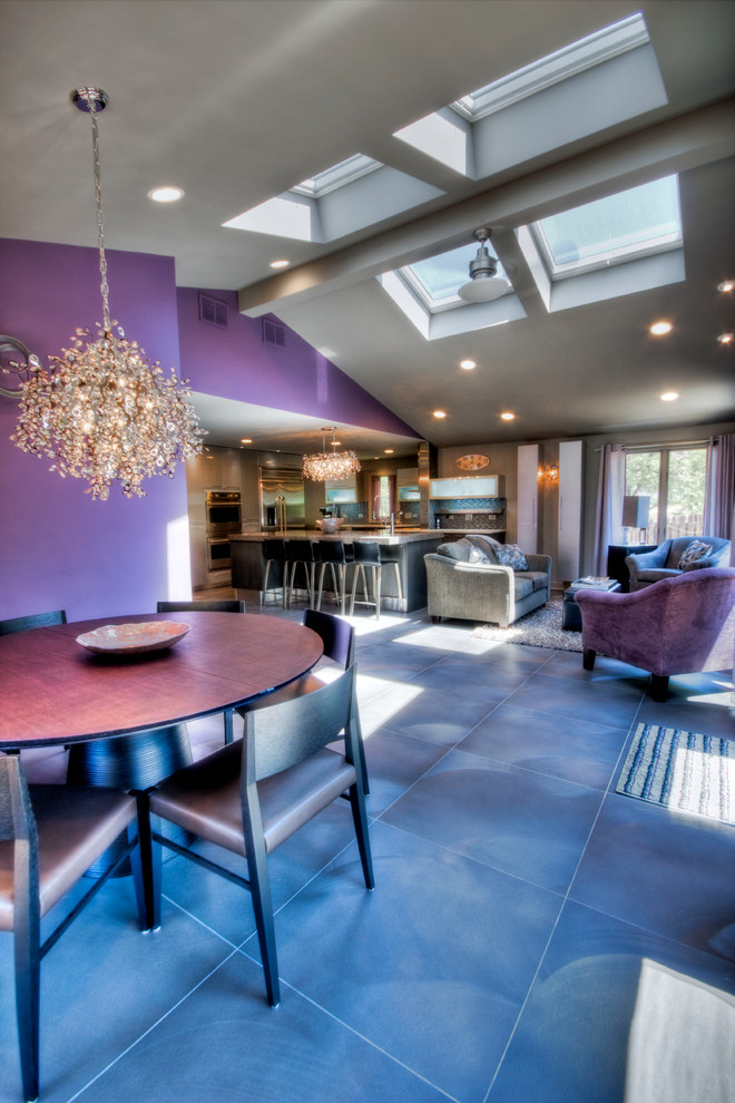 Réalisation d'une salle de séjour design ouverte avec un mur violet et un sol gris.
