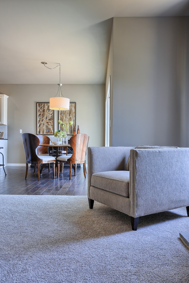 Foto di un grande soggiorno classico aperto con pareti beige, moquette e nessuna TV