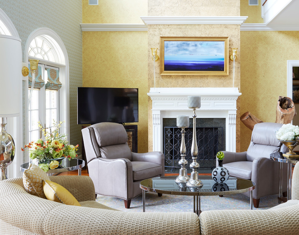 Ejemplo de sala de estar tradicional con paredes amarillas, todas las chimeneas y televisor independiente
