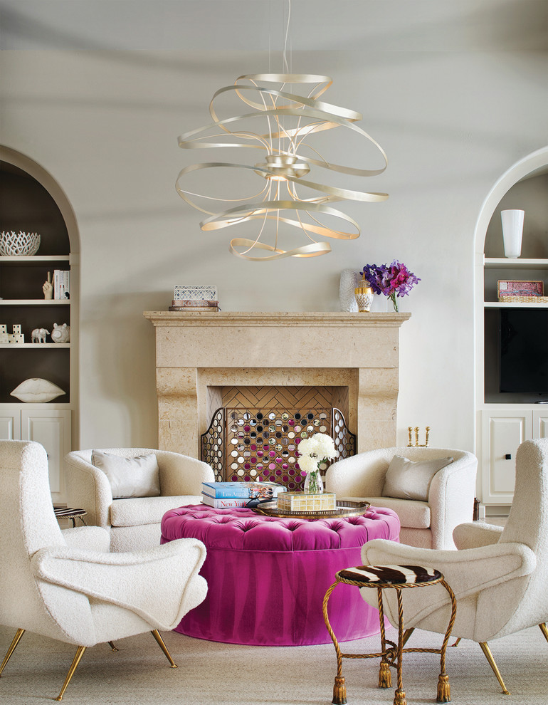 Modelo de sala de estar clásica renovada con paredes beige, todas las chimeneas y pared multimedia