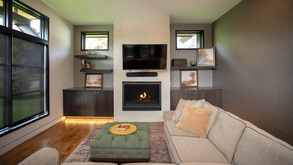 Стильный дизайн: большая изолированная гостиная комната в стиле модернизм с паркетным полом среднего тона, телевизором на стене и коричневым полом - последний тренд