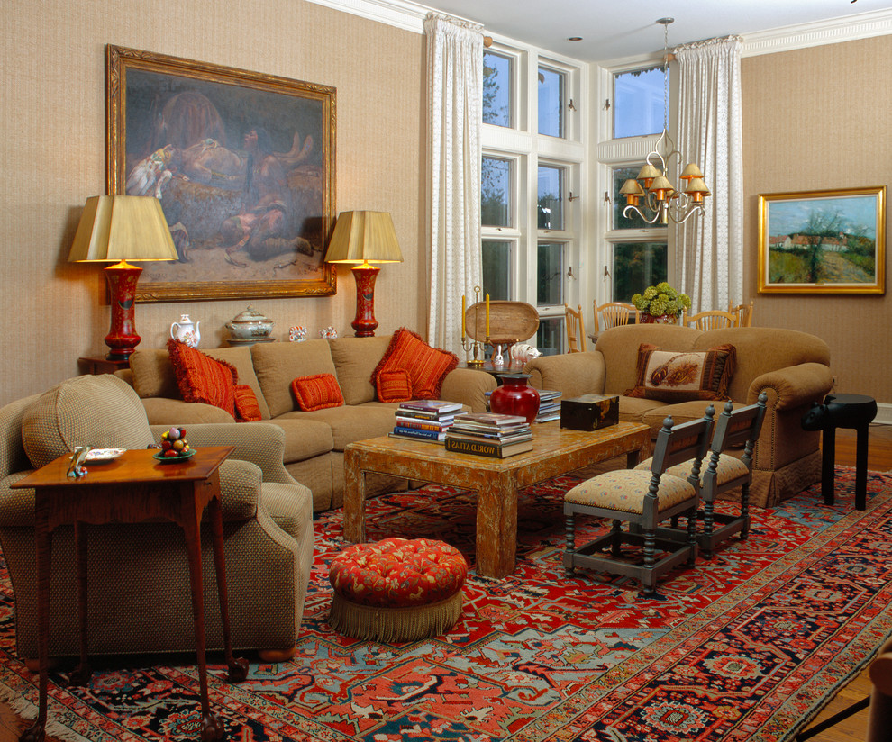 Foto di un soggiorno classico chiuso con pareti marroni e moquette
