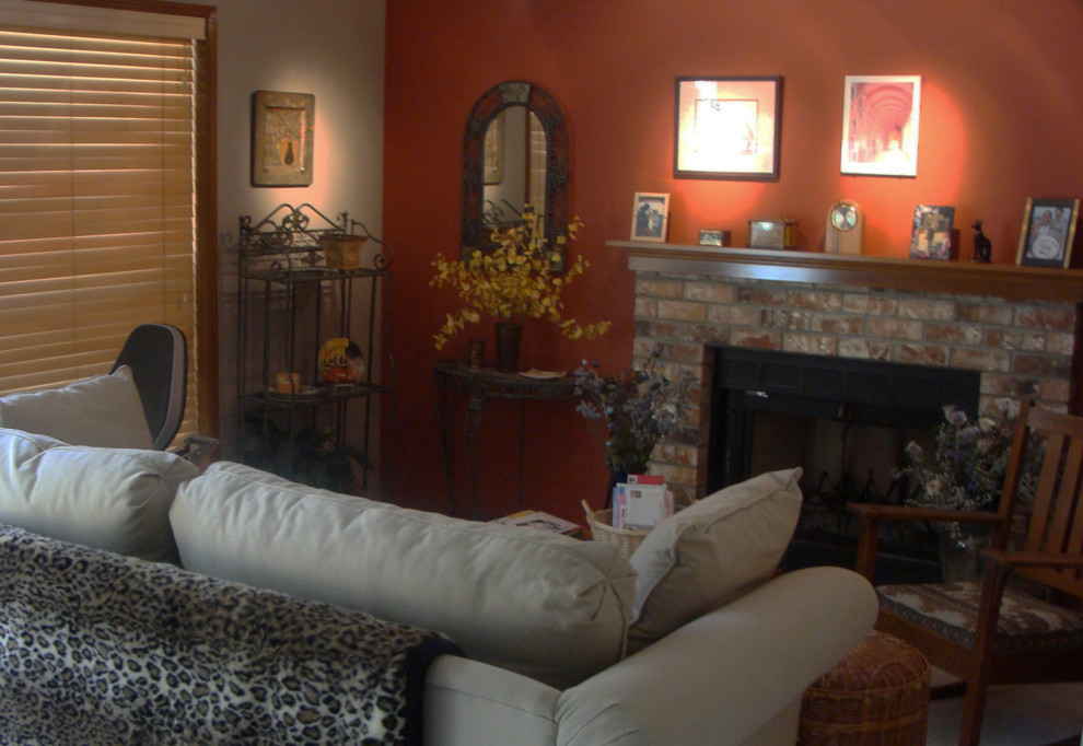 Foto de sala de estar cerrada ecléctica grande con paredes grises, moqueta, chimenea de doble cara y marco de chimenea de ladrillo