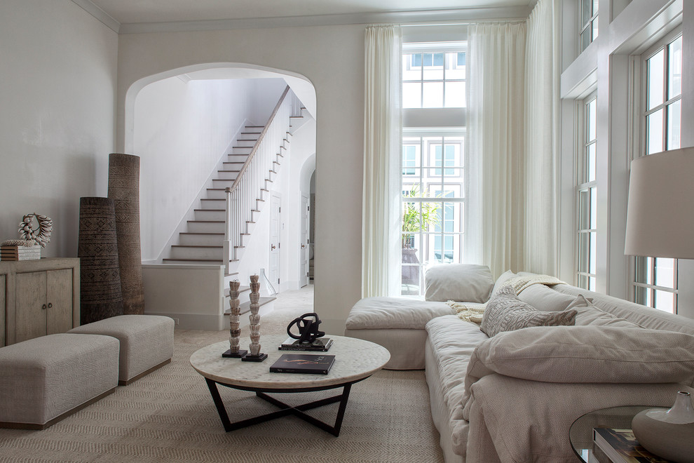 Imagen de sala de estar cerrada clásica renovada de tamaño medio sin chimenea y televisor con paredes blancas, moqueta y suelo beige