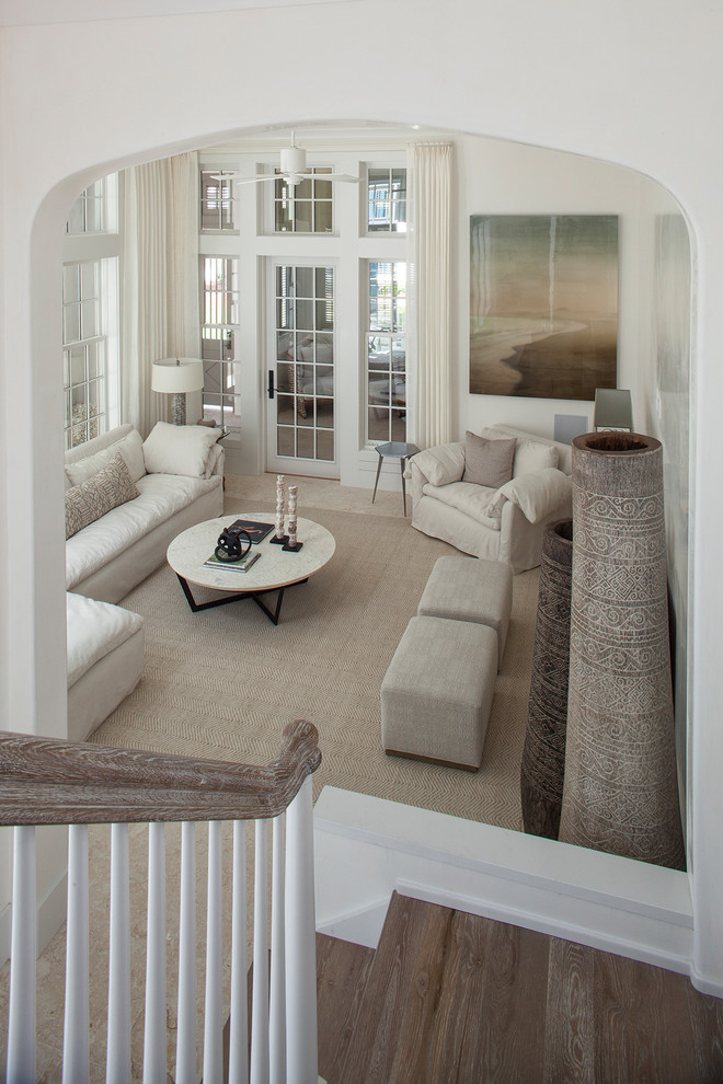 Foto di un soggiorno classico di medie dimensioni e chiuso con pareti bianche, moquette, nessun camino, nessuna TV e pavimento beige