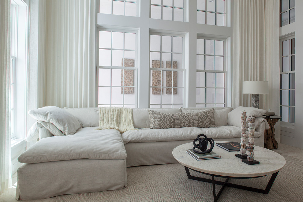 Immagine di un soggiorno tradizionale di medie dimensioni e chiuso con pareti bianche, moquette, nessun camino, nessuna TV e pavimento beige