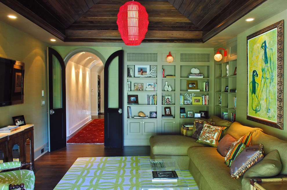 Cette image montre une salle de séjour traditionnelle avec un mur vert.