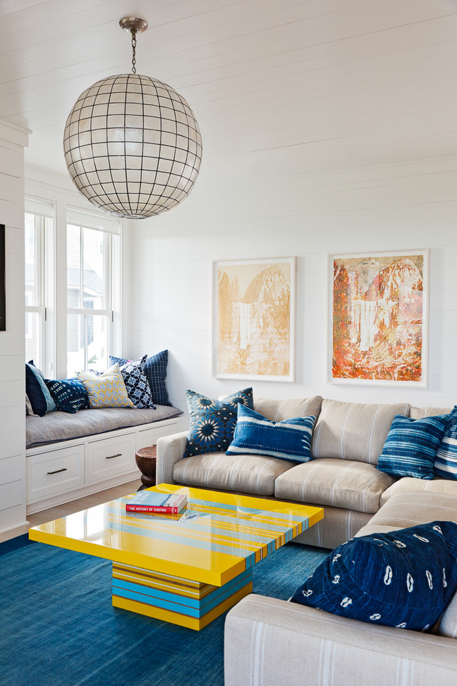 Ejemplo de sala de estar marinera con paredes blancas, suelo azul y alfombra