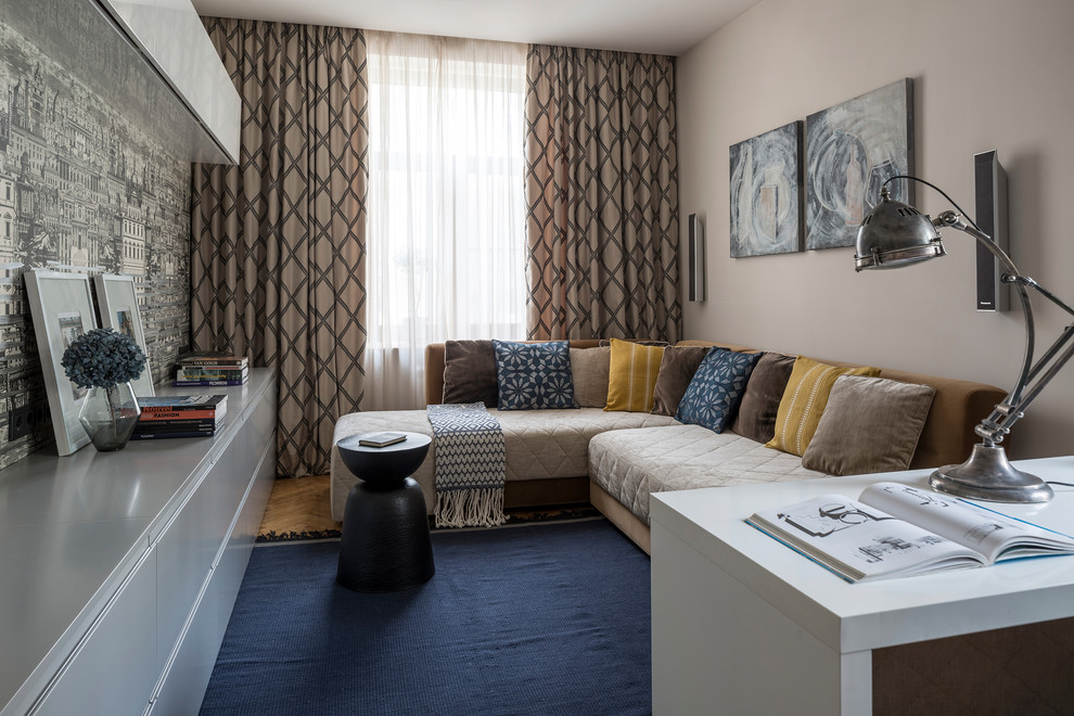 Ispirazione per un soggiorno contemporaneo di medie dimensioni con pareti grigie, parquet chiaro e pavimento marrone