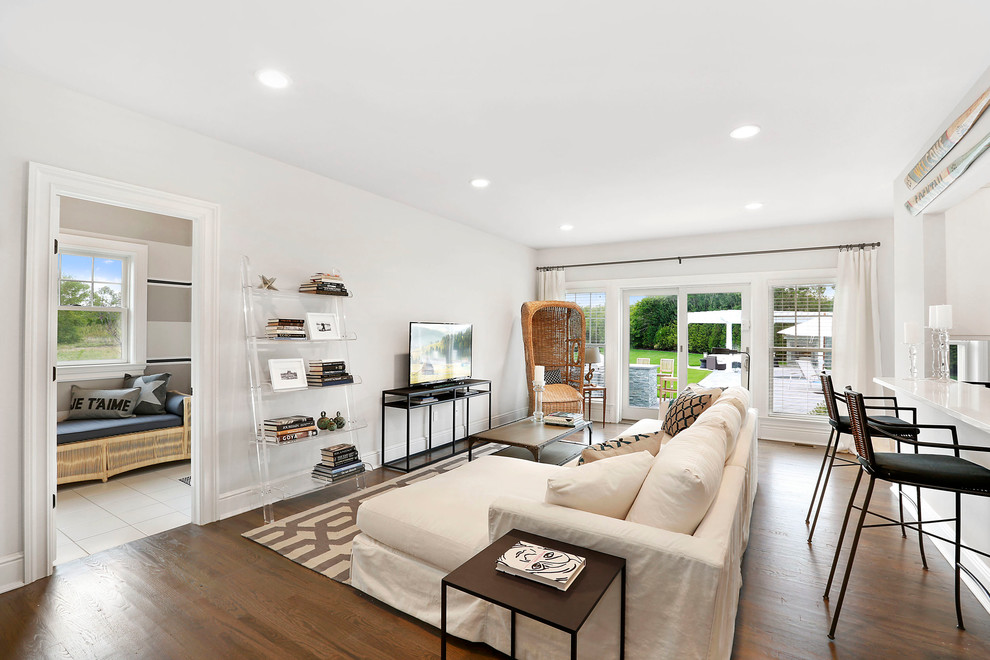 Foto de sala de estar abierta contemporánea de tamaño medio con paredes blancas, suelo de madera en tonos medios y televisor independiente