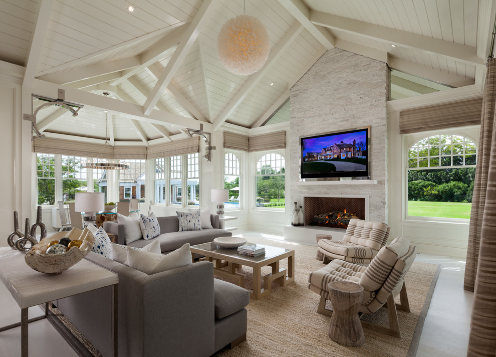 Diseño de sala de estar abierta tradicional renovada con chimenea lineal, marco de chimenea de baldosas y/o azulejos, televisor colgado en la pared y alfombra