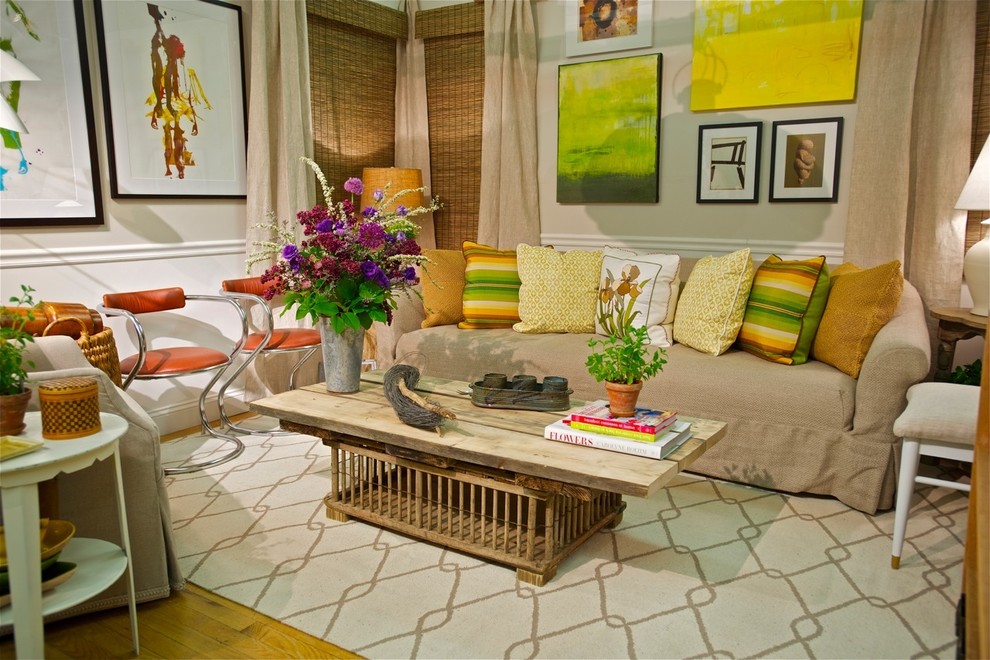 Diseño de sala de estar cerrada ecléctica con paredes beige y suelo de madera en tonos medios