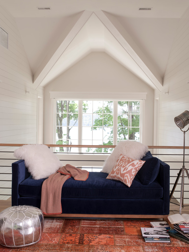 Ispirazione per un piccolo soggiorno tradizionale stile loft con pareti bianche