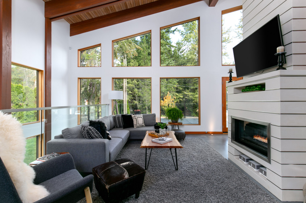 Retro Wohnzimmer mit weißer Wandfarbe, Gaskamin, TV-Wand, grauem Boden und Holzdecke in Sonstige