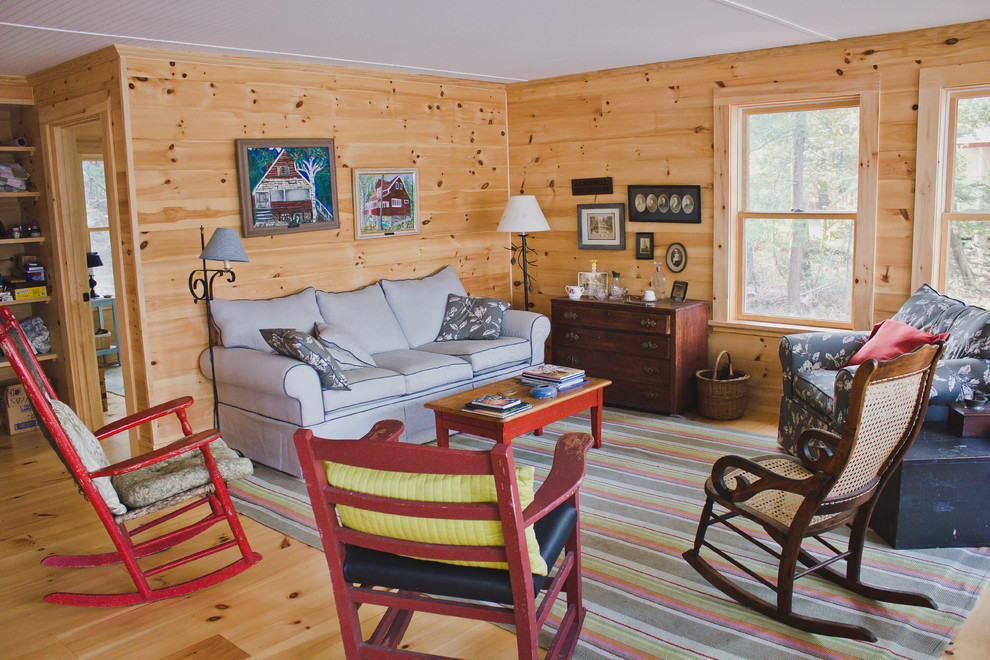 Inspiration pour une salle de séjour chalet avec un sol en bois brun.