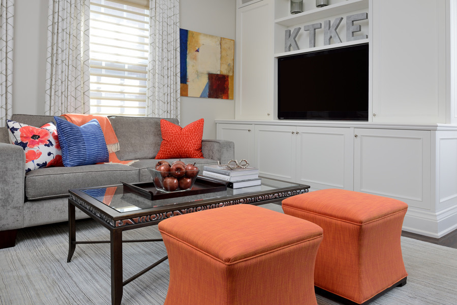 Foto de sala de estar abierta clásica renovada de tamaño medio sin chimenea y televisor con paredes grises, suelo de madera oscura y suelo marrón