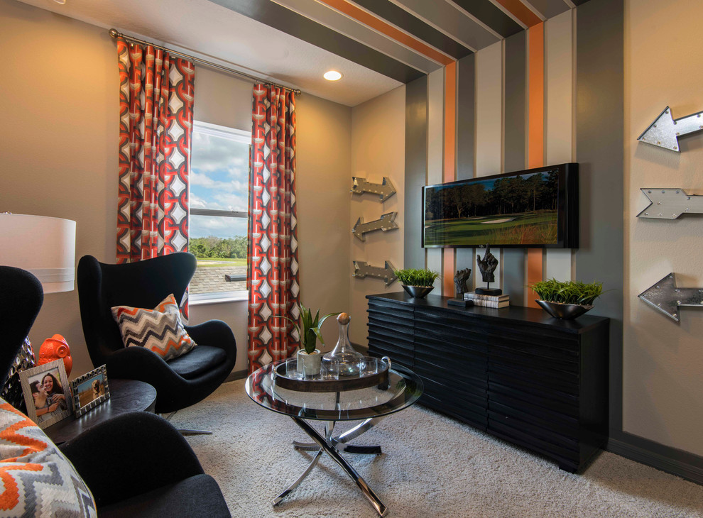 Klassisches Wohnzimmer ohne Kamin mit bunten Wänden, TV-Wand und Teppichboden in Orlando