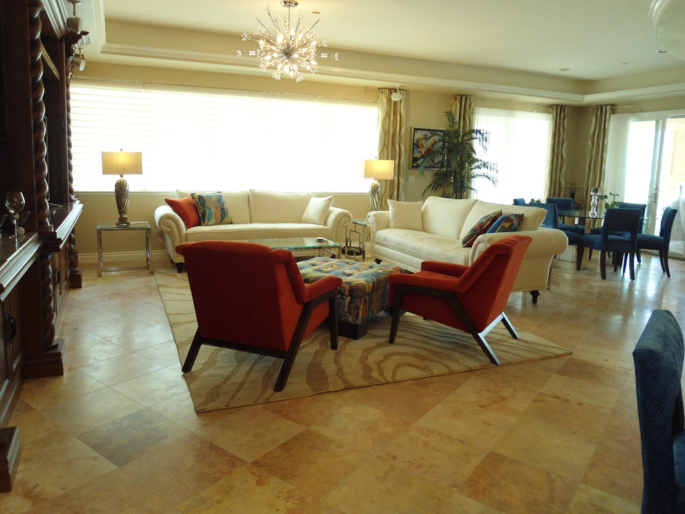 Esempio di un soggiorno tradizionale di medie dimensioni e aperto con pavimento in marmo, parete attrezzata e pavimento beige