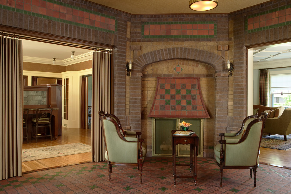 ミネアポリスにあるトラディショナルスタイルのおしゃれな独立型ファミリールーム (テラコッタタイルの床、茶色い壁、コーナー設置型暖炉、レンガの暖炉まわり) の写真