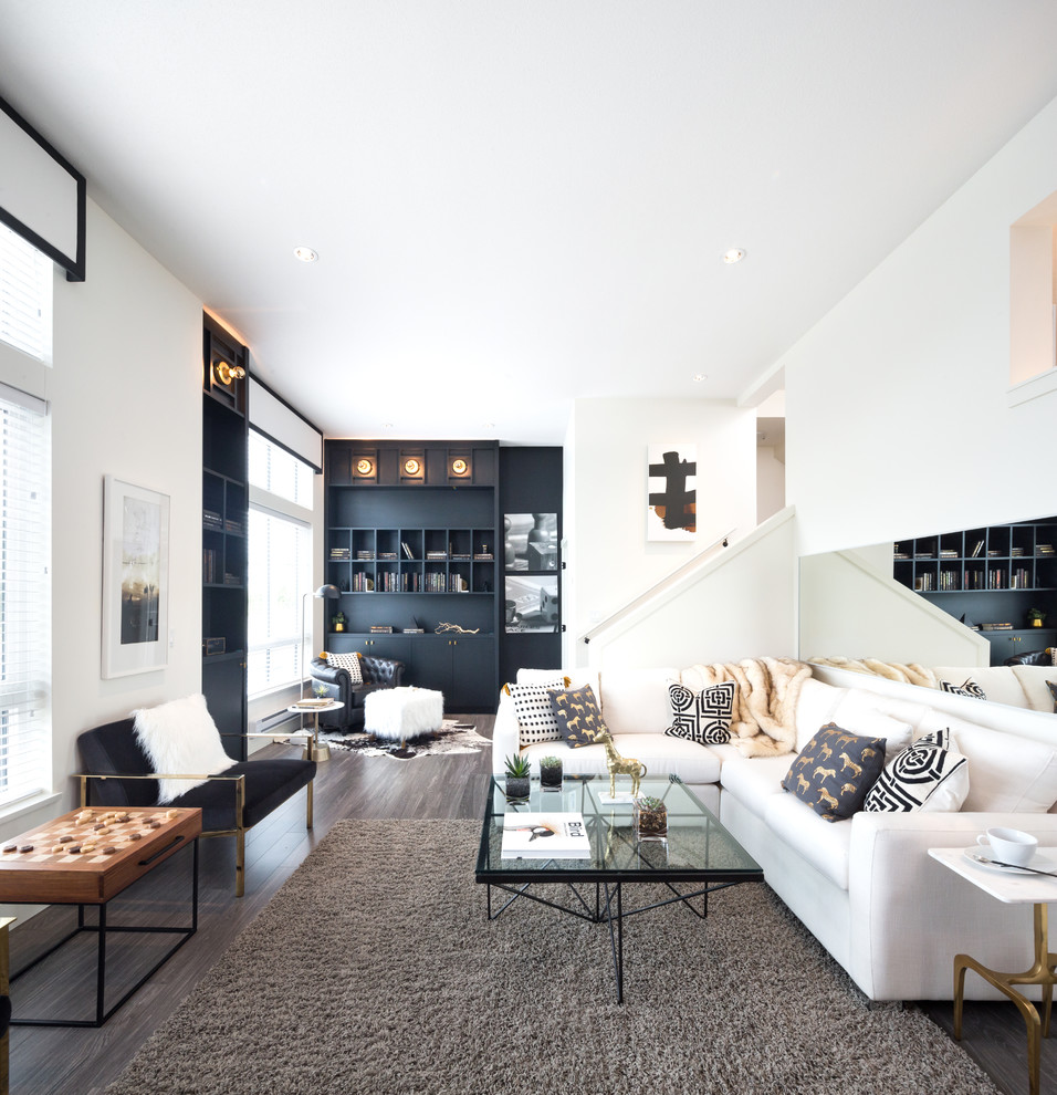Imagen de sala de estar abierta contemporánea con paredes blancas, suelo de madera oscura y suelo marrón