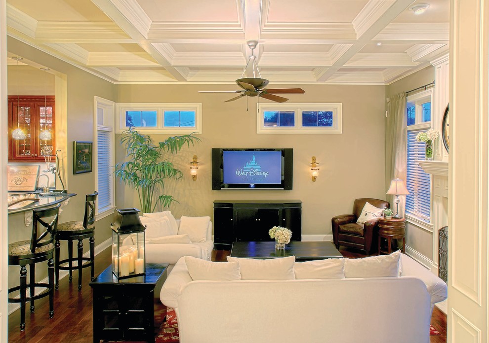 Источник вдохновения для домашнего уюта: открытая гостиная комната среднего размера в классическом стиле с серыми стенами, паркетным полом среднего тона, стандартным камином, фасадом камина из плитки и телевизором на стене