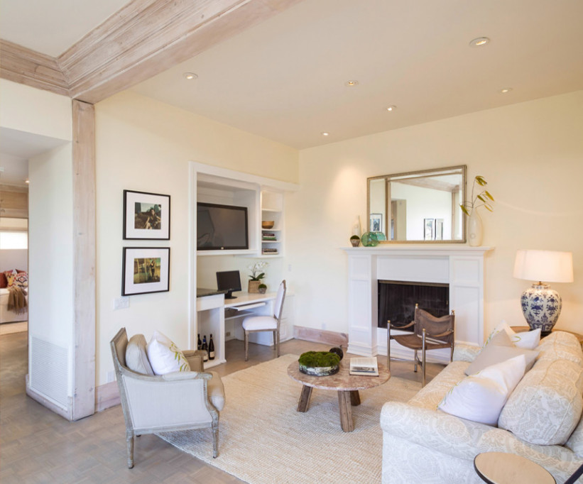 Пример оригинального дизайна: открытая гостиная комната среднего размера в стиле неоклассика (современная классика) с белыми стенами, полом из винила, стандартным камином, фасадом камина из дерева, телевизором на стене и серым полом