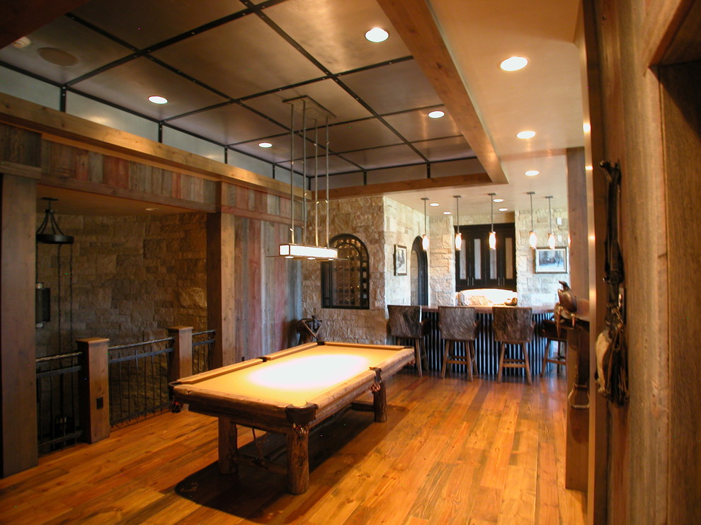 Foto de sala de juegos en casa abierta clásica grande con paredes beige y suelo de madera en tonos medios