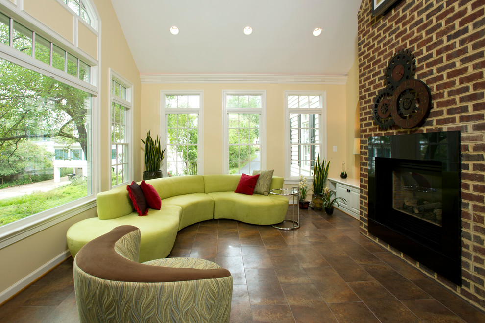 Cette image montre une salle de séjour traditionnelle de taille moyenne et ouverte avec un mur beige, un sol en carrelage de céramique, une cheminée double-face et un manteau de cheminée en brique.