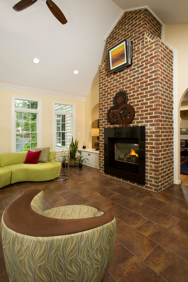 На фото: открытая гостиная комната среднего размера в классическом стиле с бежевыми стенами, полом из керамической плитки, двусторонним камином и фасадом камина из кирпича