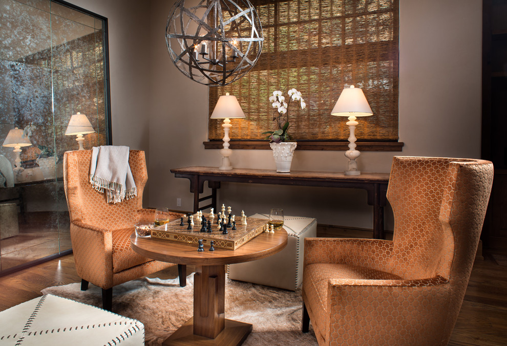 Imagen de sala de estar tradicional renovada con paredes beige, suelo de madera oscura y alfombra