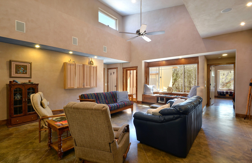 Diseño de sala de estar abierta de estilo americano de tamaño medio con suelo de cemento y televisor retractable