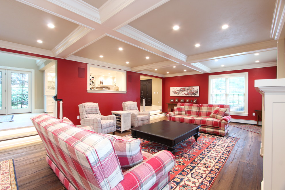 Exempel på ett stort klassiskt avskilt allrum, med röda väggar, mellanmörkt trägolv, en standard öppen spis, en spiselkrans i trä, en väggmonterad TV och brunt golv