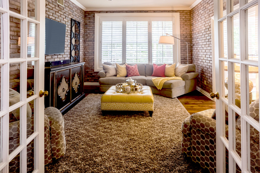 Idee per un soggiorno tradizionale di medie dimensioni e chiuso con pareti bianche, pavimento in legno massello medio, TV a parete e pavimento marrone