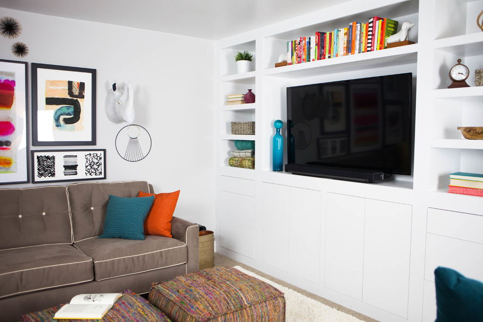 Exemple d'une salle de séjour tendance de taille moyenne et fermée avec un mur blanc, moquette, un téléviseur encastré et un sol beige.