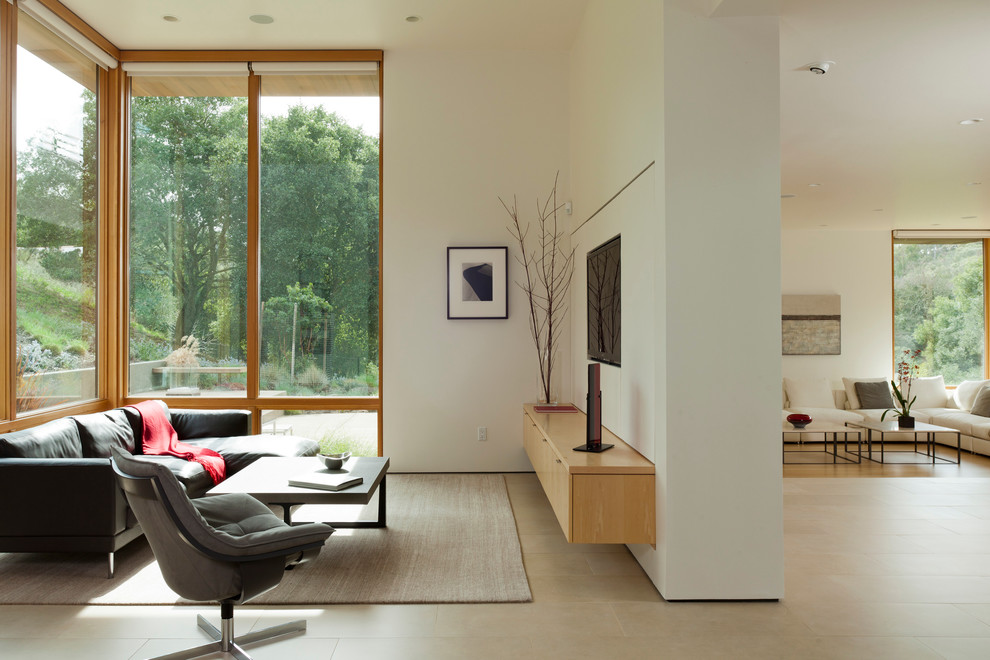 Aménagement d'une salle de séjour moderne ouverte et de taille moyenne avec un mur blanc, aucune cheminée, un téléviseur encastré et un sol en carrelage de porcelaine.