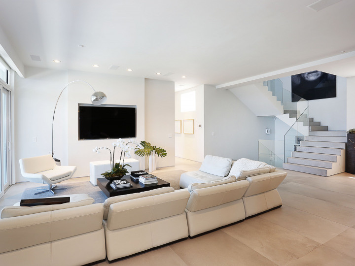 Ispirazione per un soggiorno minimalista di medie dimensioni e aperto con pareti bianche, pavimento con piastrelle in ceramica, parete attrezzata e pavimento grigio