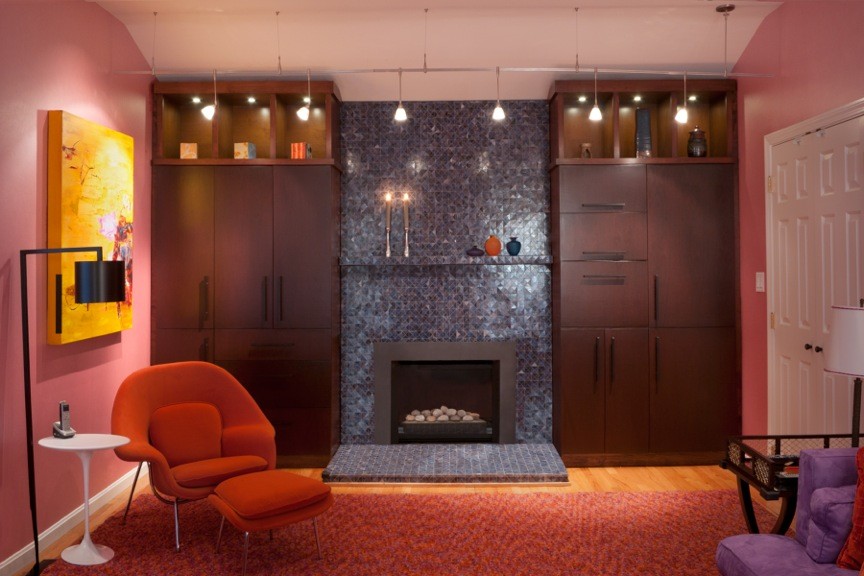 Foto di un soggiorno contemporaneo chiuso con angolo bar, pareti rosa, parquet chiaro e TV autoportante