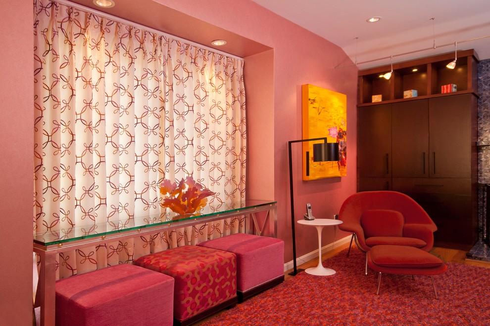 Пример оригинального дизайна: большая изолированная гостиная комната в современном стиле с розовыми стенами и светлым паркетным полом