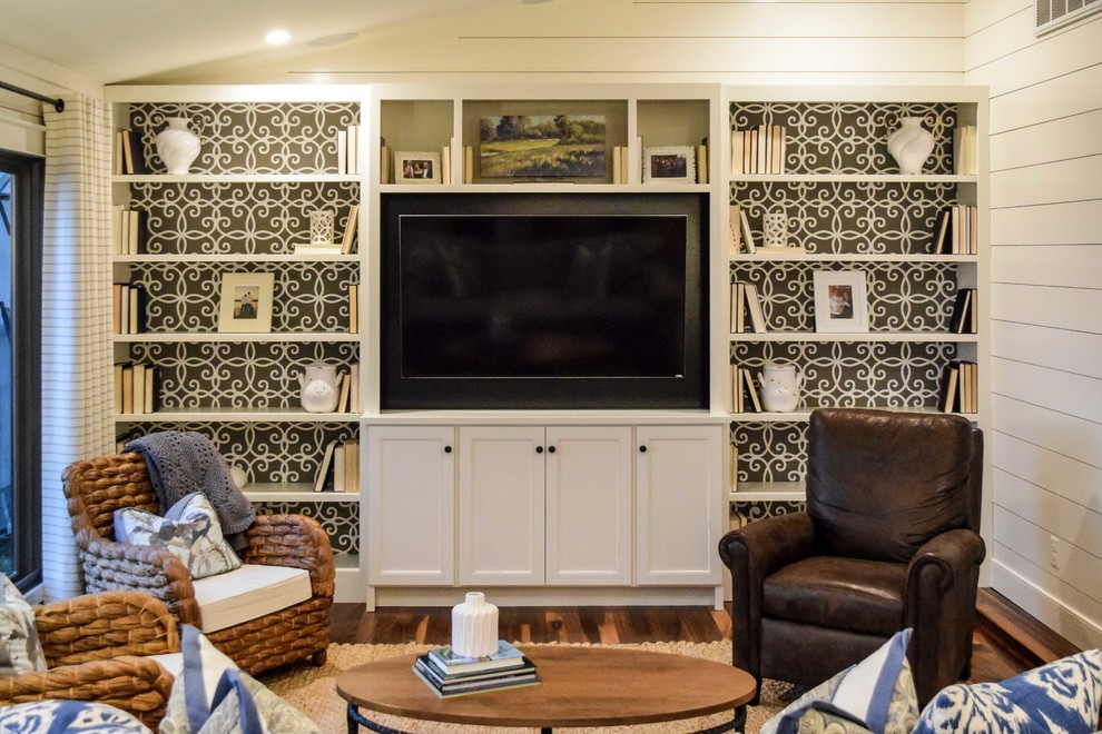 Offenes Klassisches Wohnzimmer mit weißer Wandfarbe, braunem Holzboden und Multimediawand in Charleston