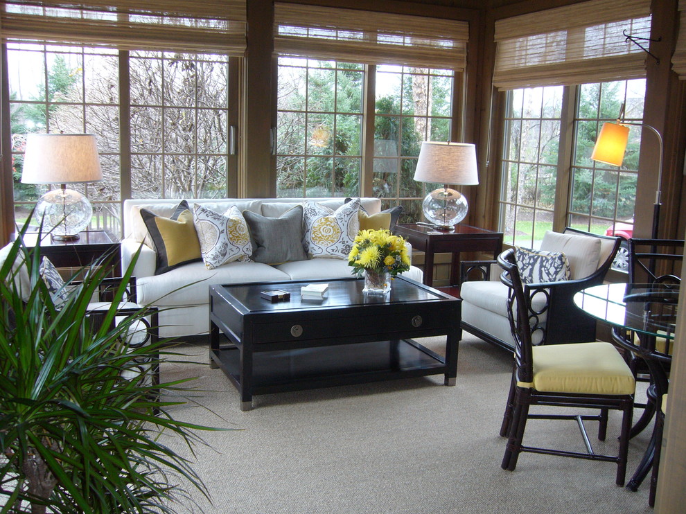 Immagine di un soggiorno chic chiuso con pareti marroni, moquette e pavimento grigio