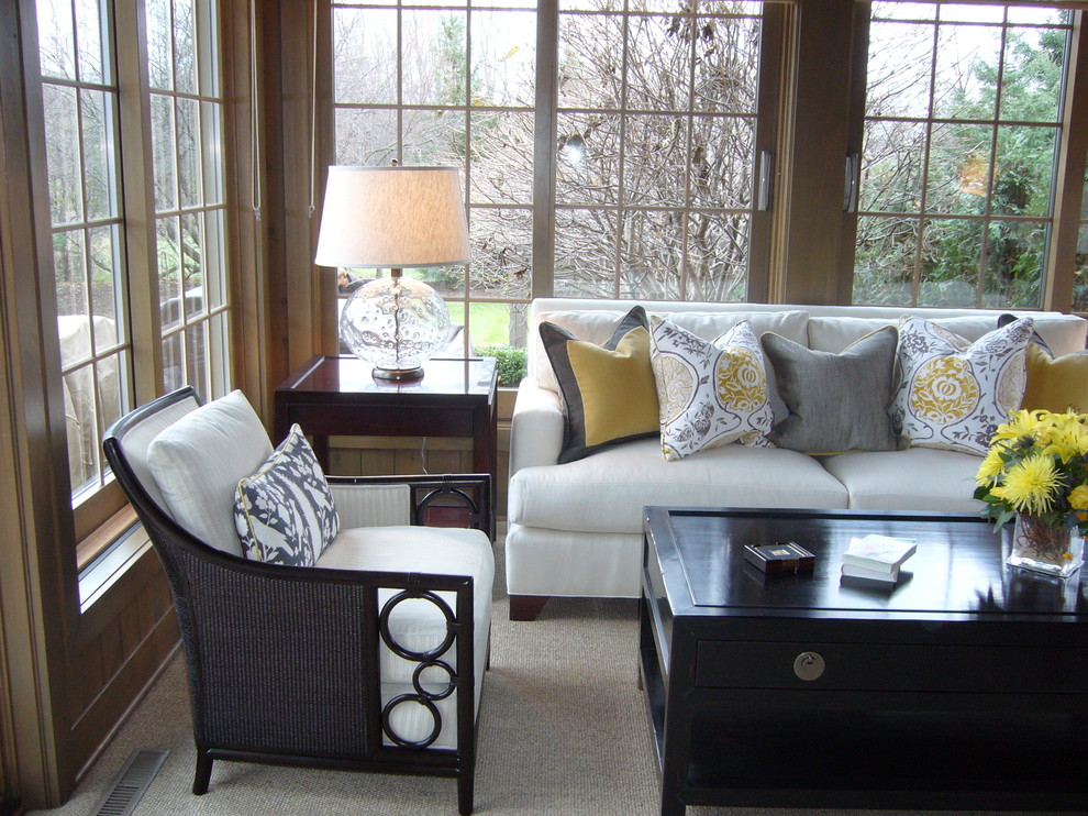 Idee per un soggiorno classico chiuso con pareti marroni, moquette e pavimento grigio