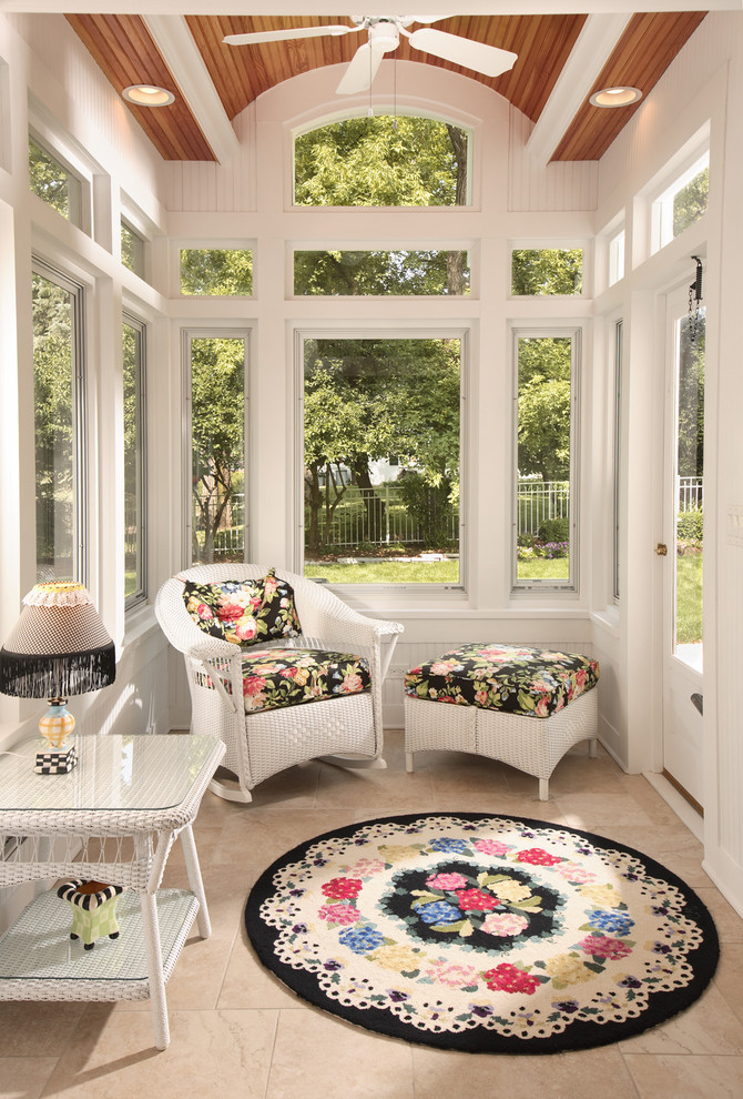 На фото: маленькая изолированная гостиная комната в классическом стиле с белыми стенами для на участке и в саду